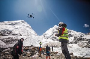 Дрони трансформують очищення Евересту за допомогою технології DJI FlyCart